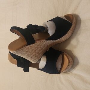 NWOT Navy blue women's espadrille suede shoes. Size 9, new without tags